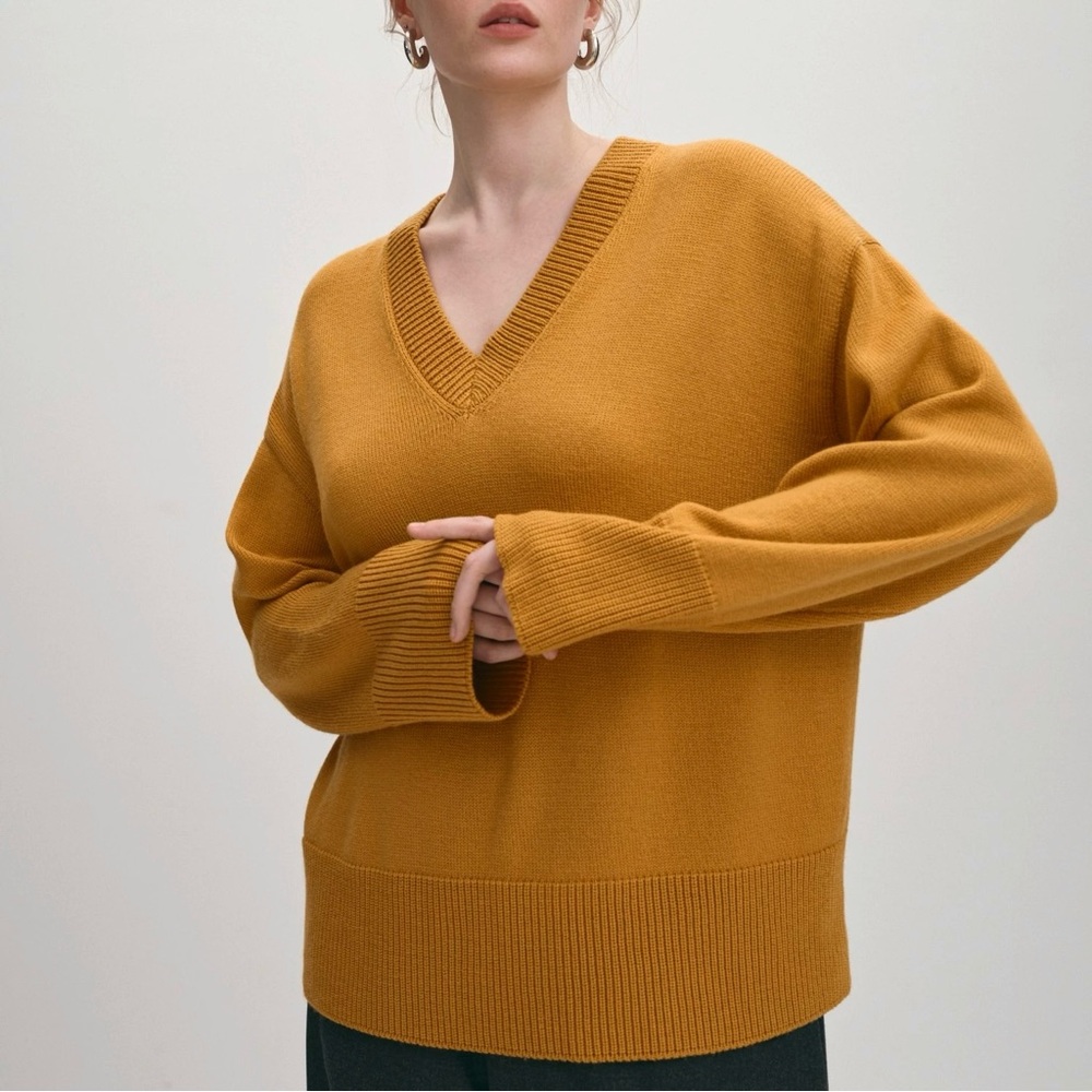 Chanel 100% cashmere V-neck sweater. 🧡
